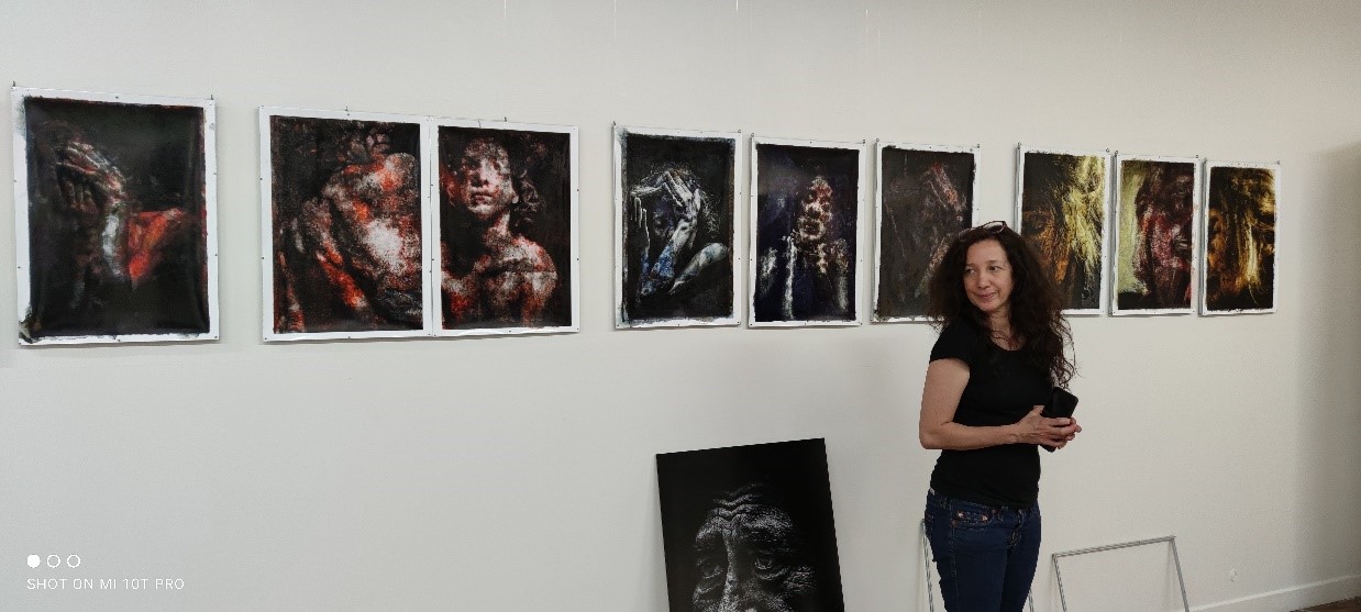 Aura Pisani devant la série « Aura », Galerie Concha de Nazelle, 9 septembre 2021